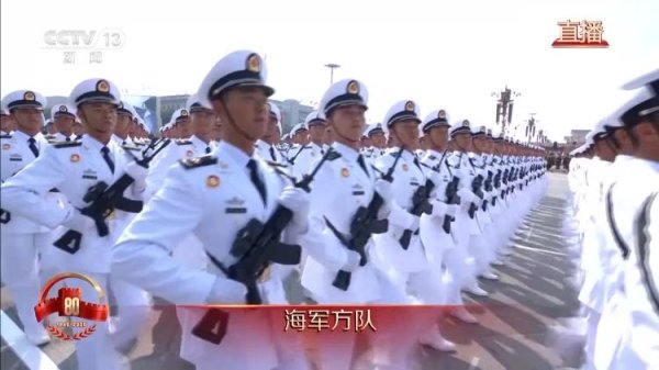658金融网 平均年龄不到21岁 海军方队接受检阅