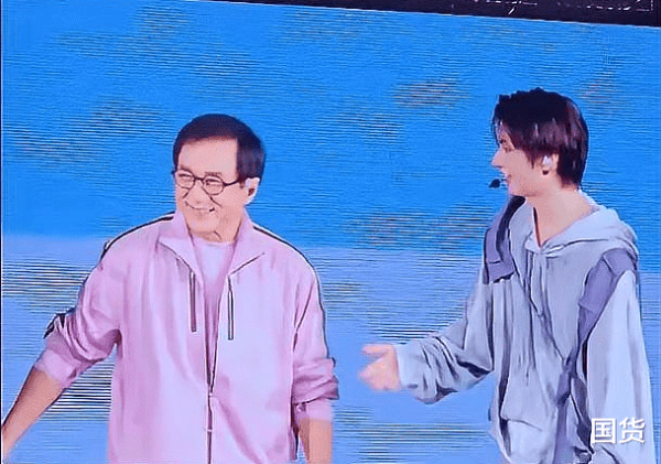 牛金财富 成龙为何会出现在韩国男团SEVENTEEN的演唱会上? 这场跨界的表演引发了巨大关注